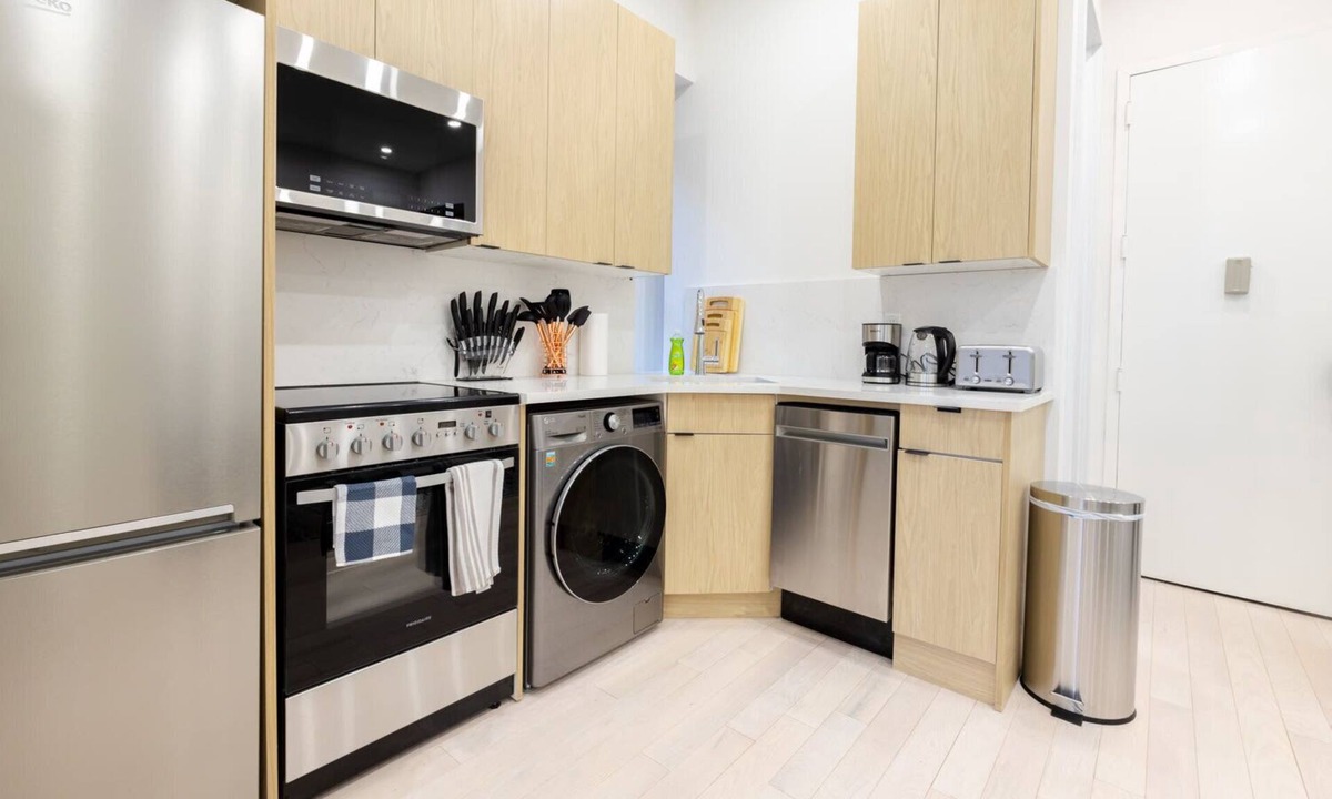 Ukrainian Village Apartment | 170-G 3BR Duplex with Private Yard in E Village