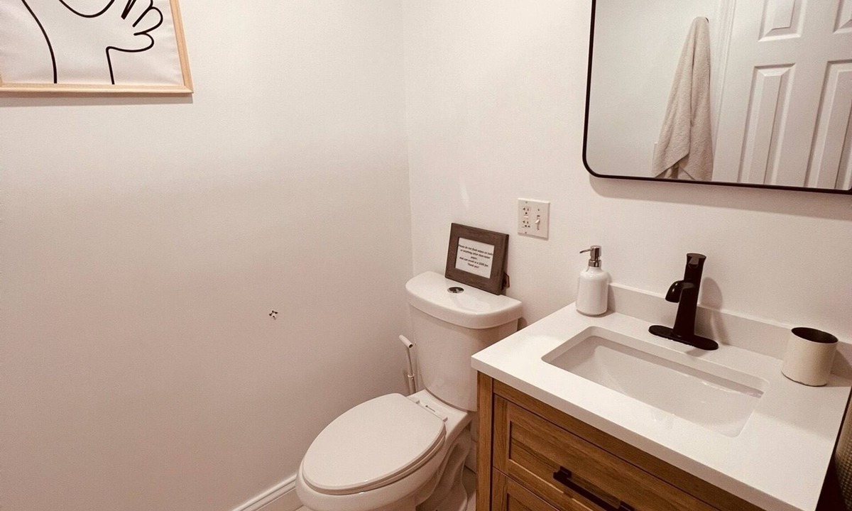 East Bronx House | 2 Bedroom Apt close to major hospitals at Morris Park, Bronx - Pet friendly