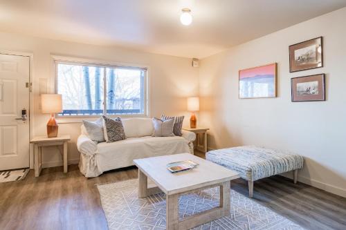 Jackson Apartment | 2401 Pitchfork