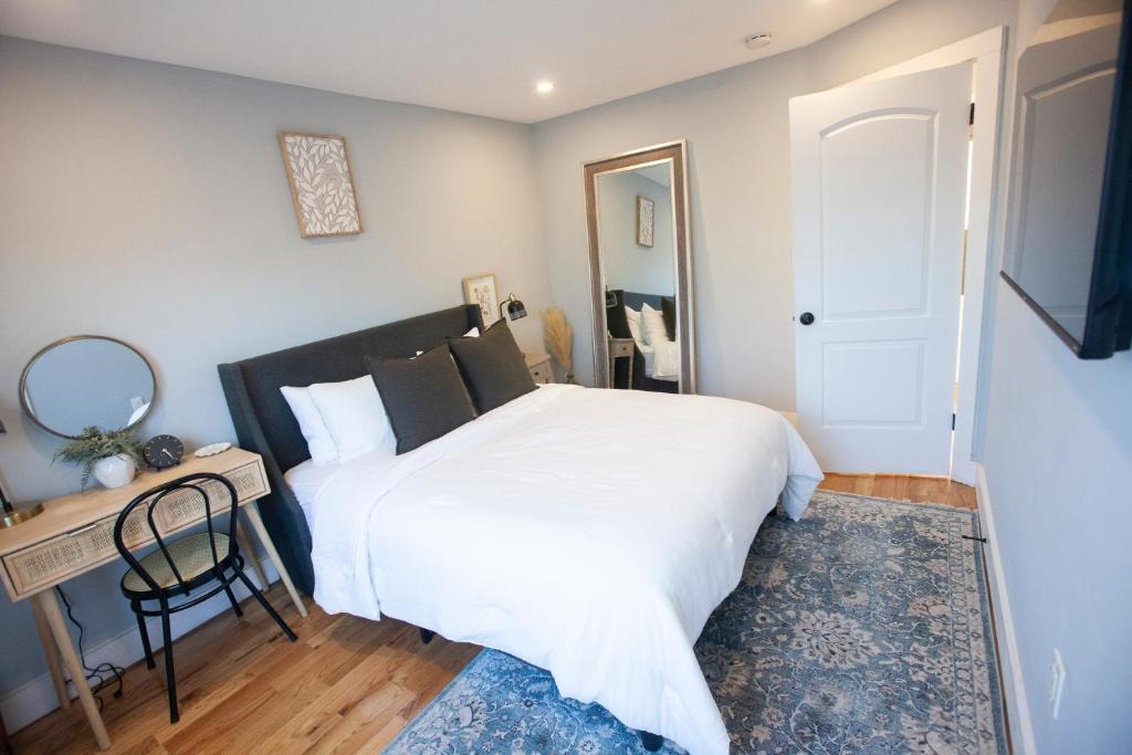 South Jamaica Apartment | Alafia- Cozy JFK Area Home - This property is a hosted property meaning the host live on site