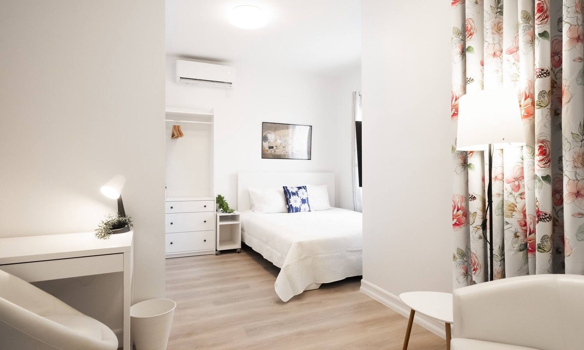 Queens Apartment | Brand New Beaut 3-4 bdrm 4 bath! Outdr Kit! Free Parking!