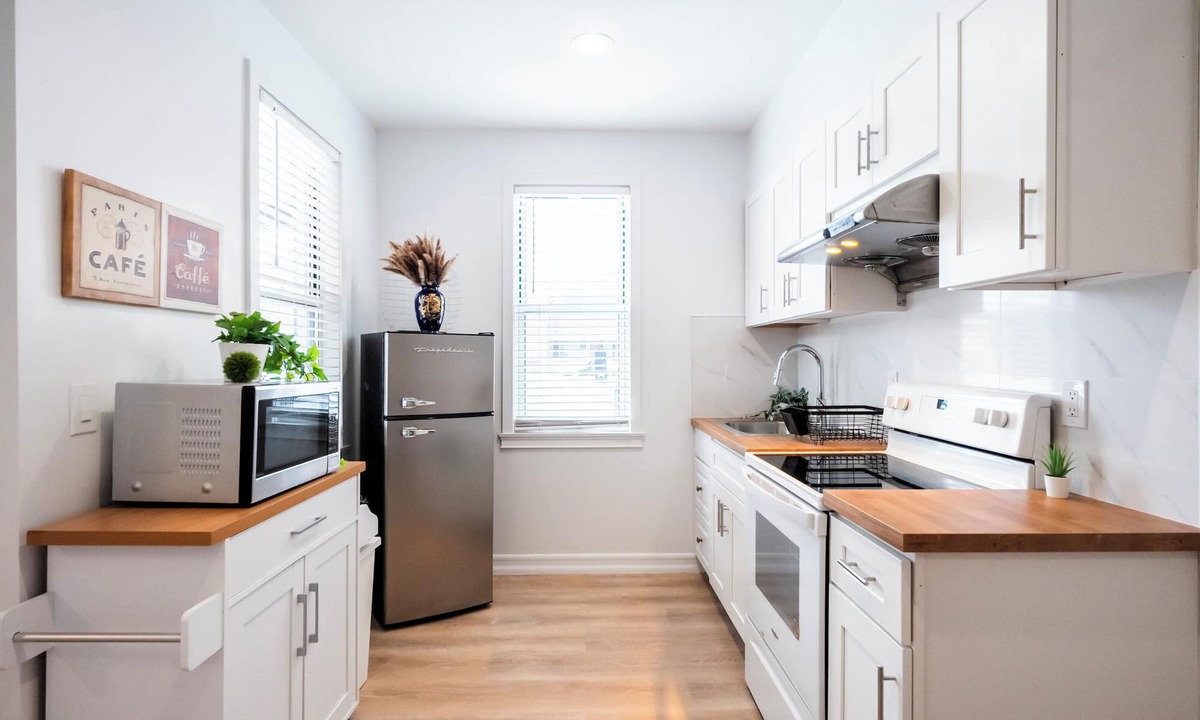 Queens House | Brand New! Luxury 1-2 Bedroom/Laundry!Free Parking