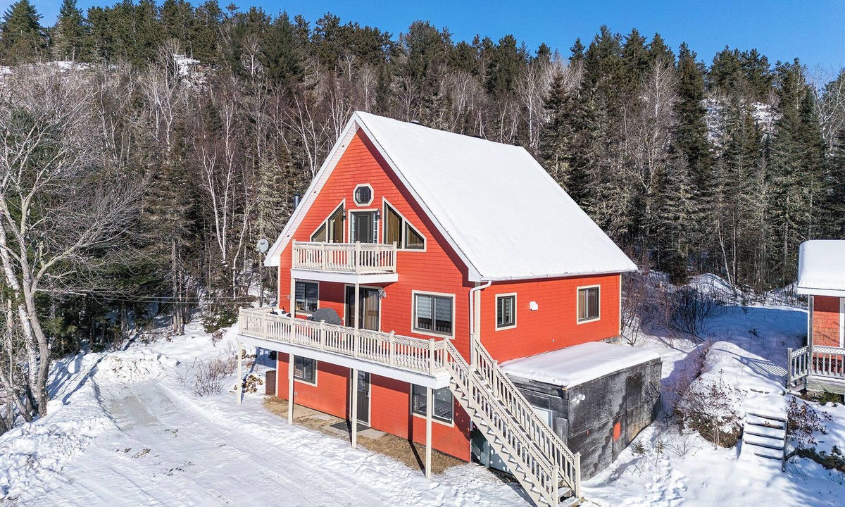 Saint-Simeon House | Breathtaking view of a lake
