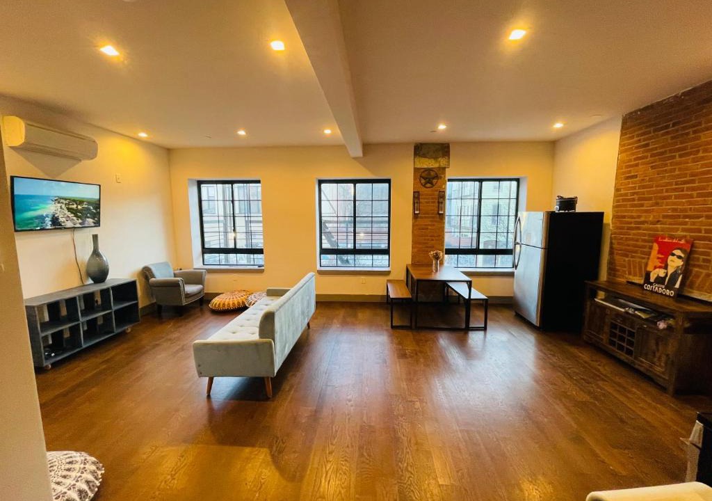 Bedford-Stuyvesant Apartment | Central Brooklyn Loft. 4 stops to Manhattan.
