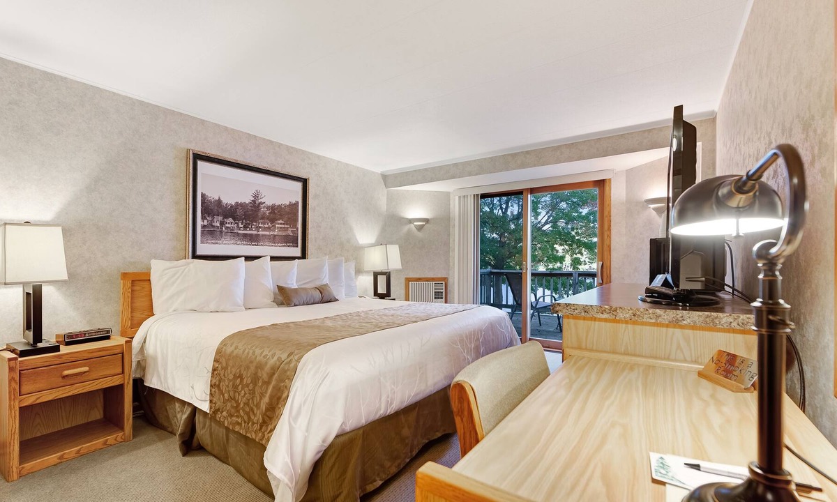 Eagle River Apartment | Dog-friendly studio w/ private deck, lake views & shared tennis/boat docks!