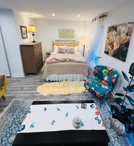 Astoria Heights Apartment | Eleni’s Charming Studio
