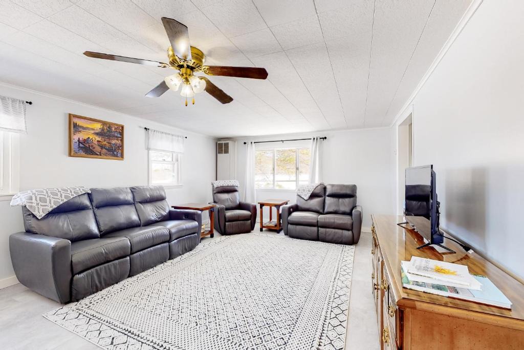 Dundee House | Finger Lakes Stunner