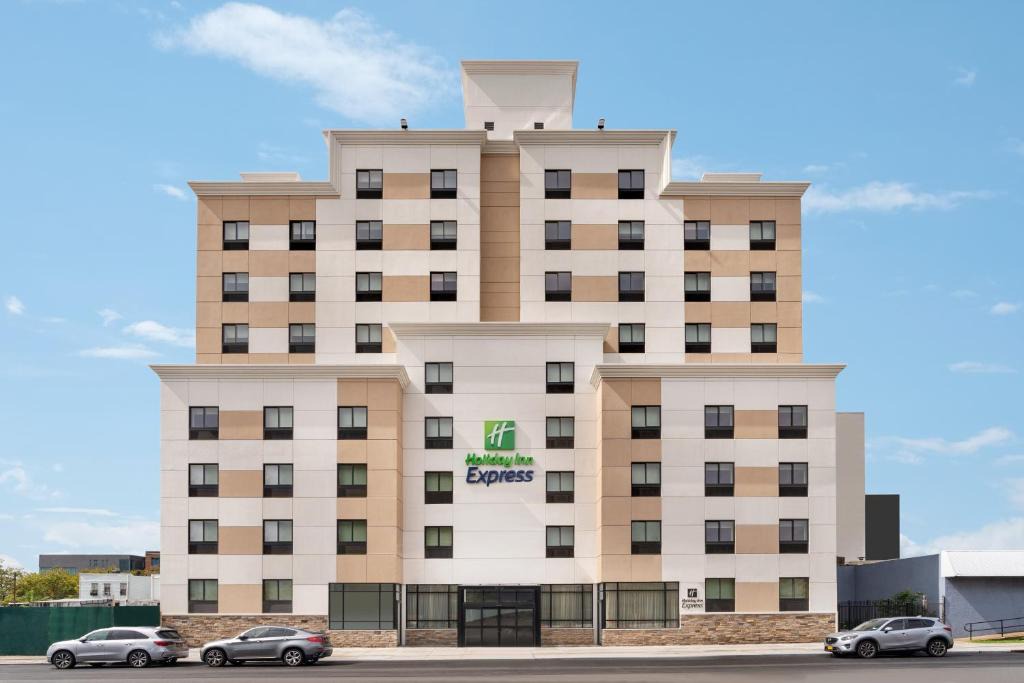 Queens Hotel | Holiday Inn Express - Jamaica - JFK AirTrain - NYC by IHG