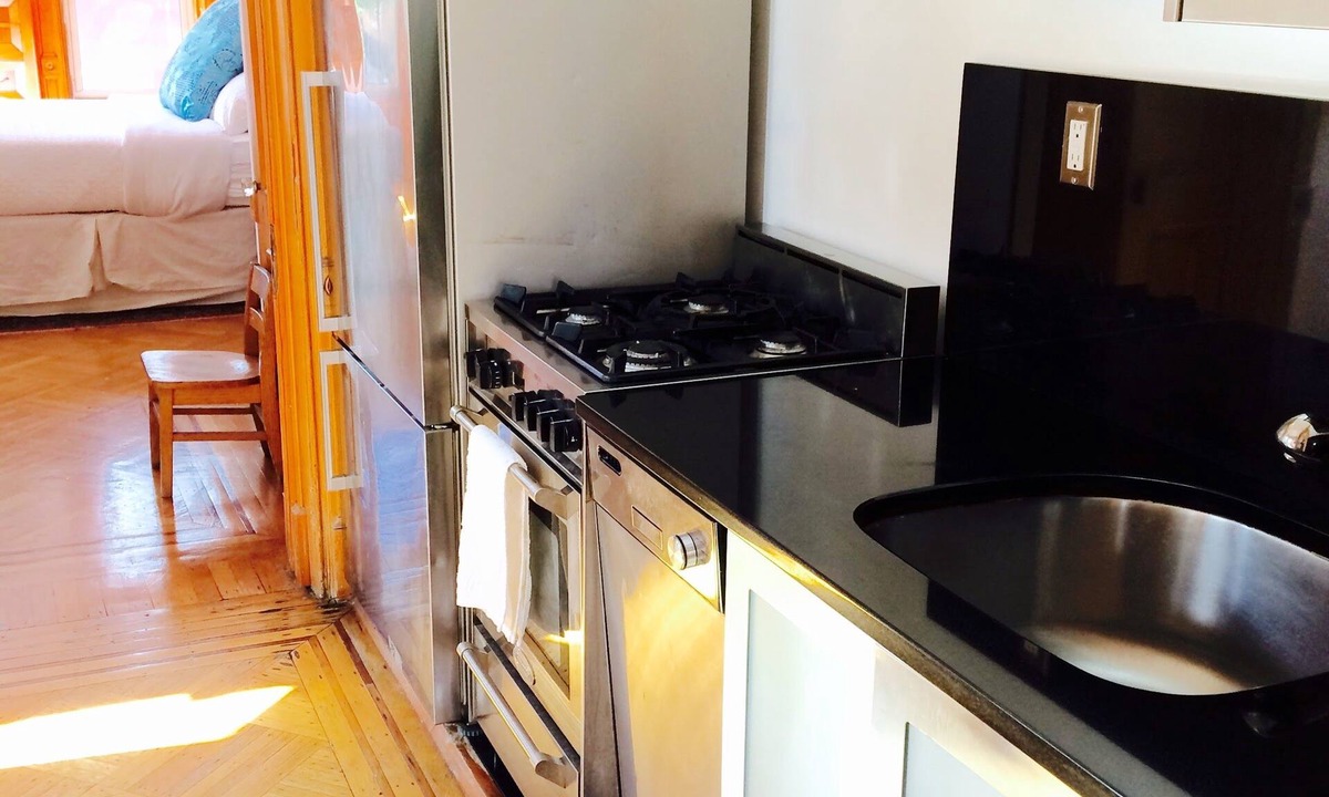 Bedford-Stuyvesant House | Huge Brooklyn Brown Stone Living