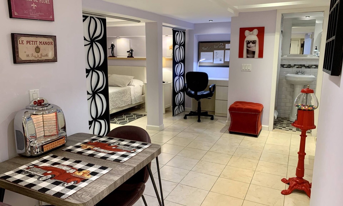 Queens Apartment | Lovely petite studio, walk to LIRR and Bell Blvd.