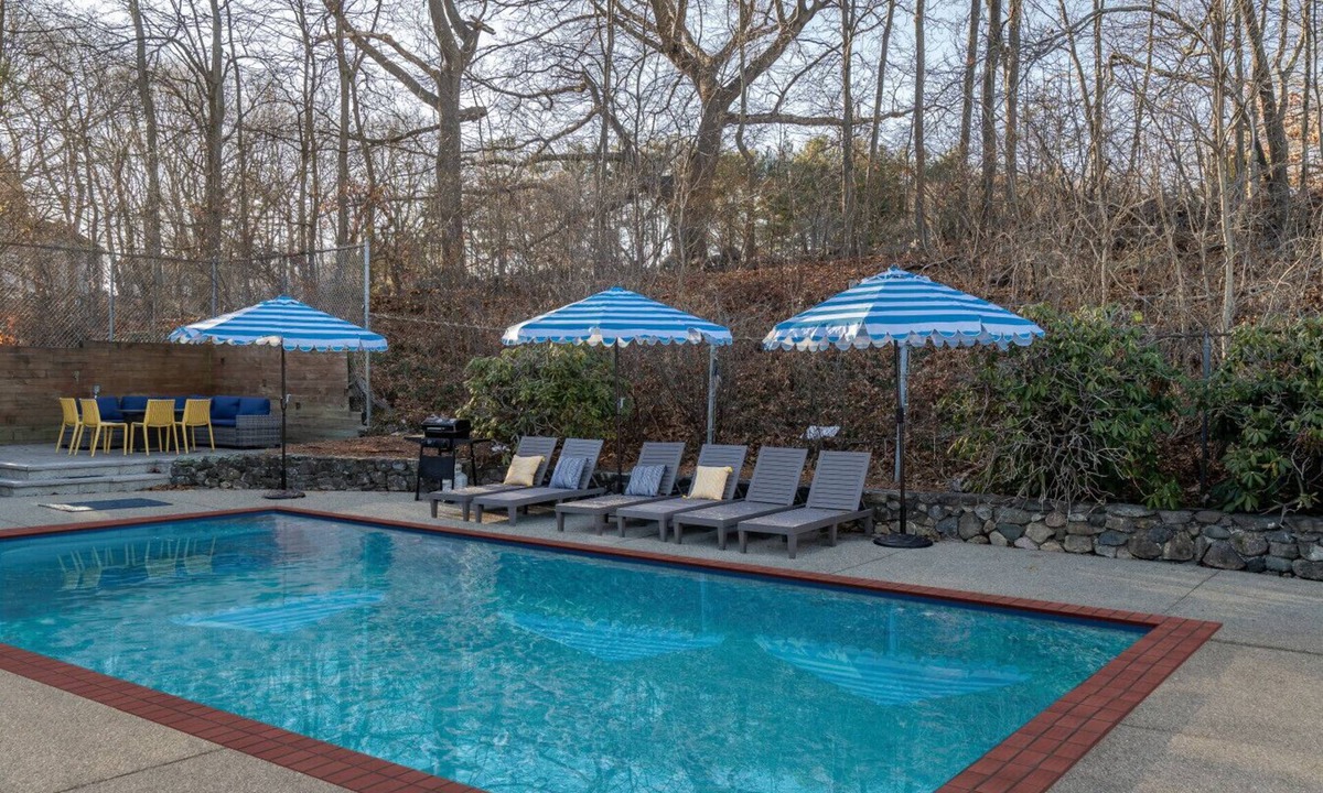 Framingham House | Luxury Boston Ranch –Sleeps 8|Pet+|Private pool