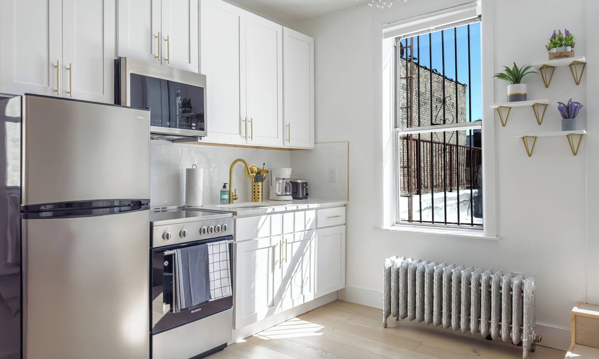 Crown Heights House | Modern 6 Bedroom, Private Patios-2 Min to train-sleeps 12