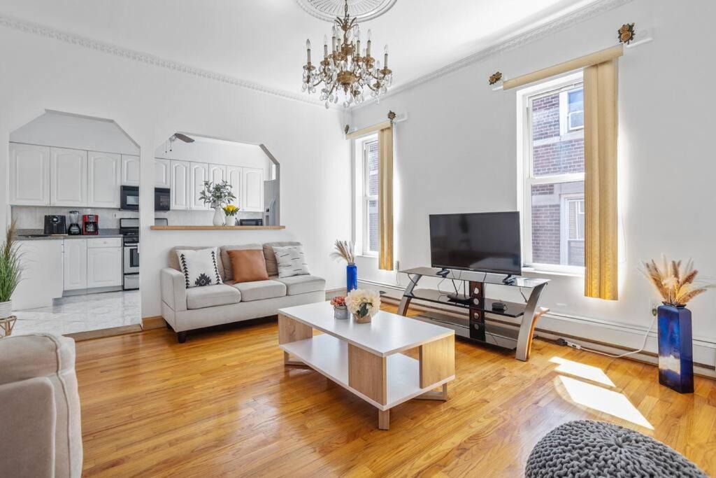Queens Apartment | Modern & Spacious ~ Mins to Manhattan, Queen Beds