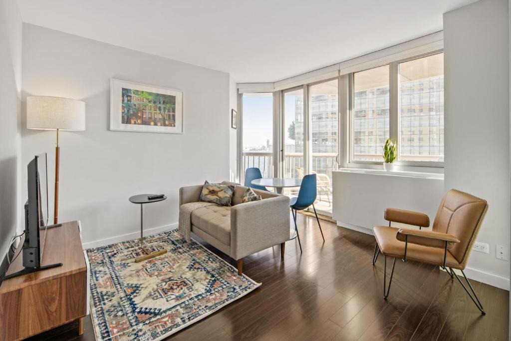 Peter Cooper Village Apartment | Picturesque 1BR Apartment in NYC Balcony