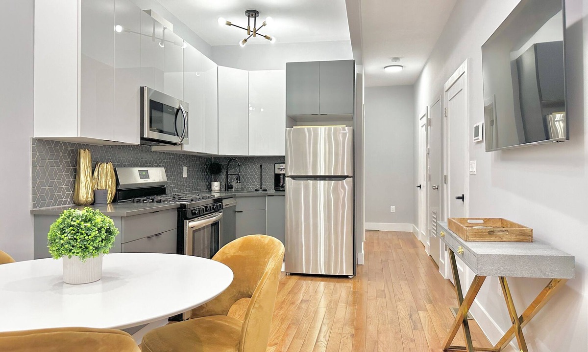 Mott Haven Apartment | Private Spacious 4beds/WD Townhouse mins to NYC Center w/Wifi and Central AC