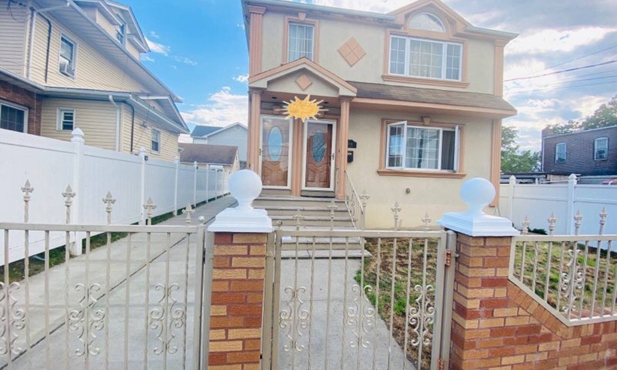 Rochdale House | Quick rides to JFK, train station, malls & casino.