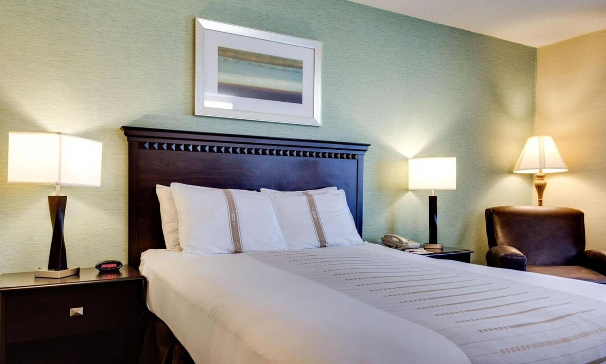 Devils Lake Hotel | Relaxing Devils Lake Suite with Free Parking & Year-Round Pool Access!