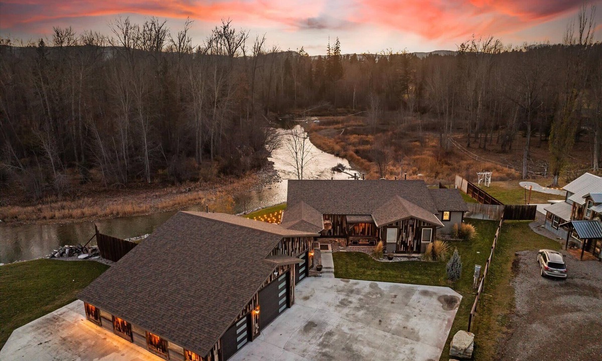 Kalispell House | River's Edge! Riverfront with Hot Tub, Sauna & Game Room