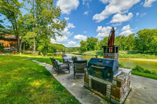Susquehanna House | Riverfront Hallstead Cabin: Kayaks & Fire Pit!