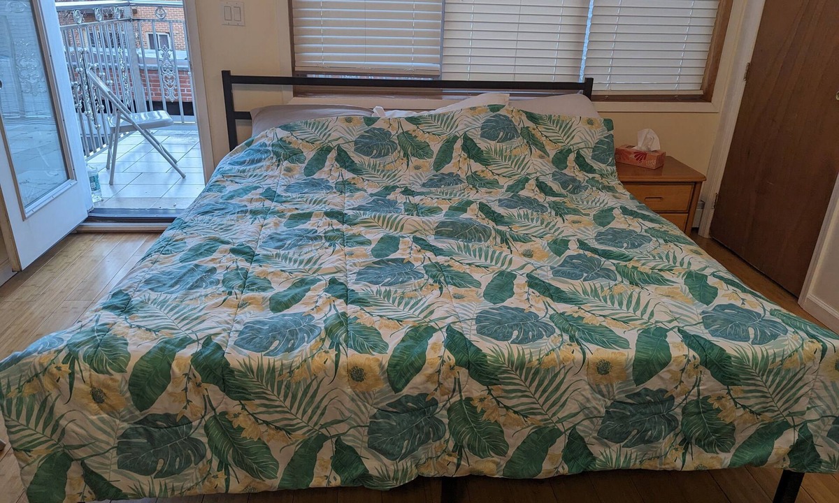 Queens Apartment | Small Studio with all amenities. 5 minutes to fastfood and 24 hours grocery