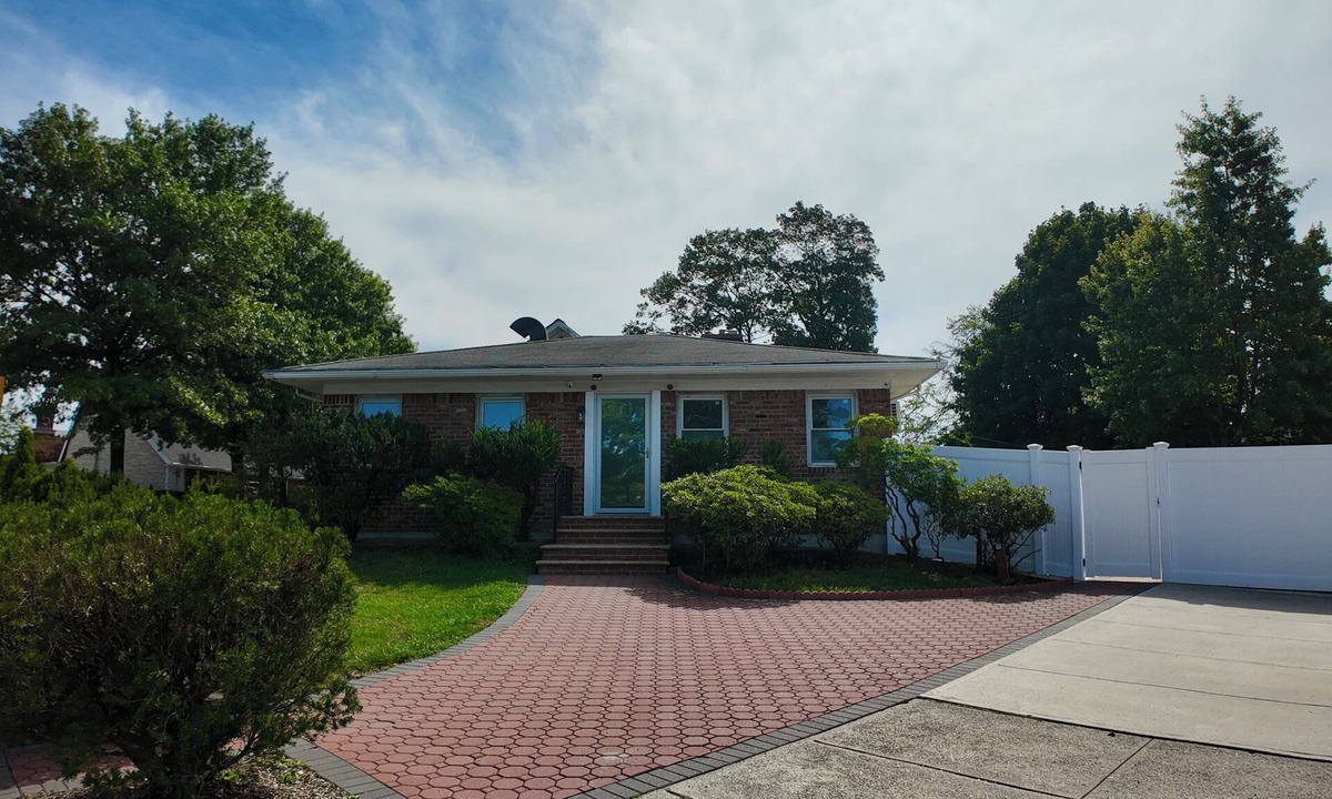 Queens House | Sunny House in Queens · Entire Home · Private Parking