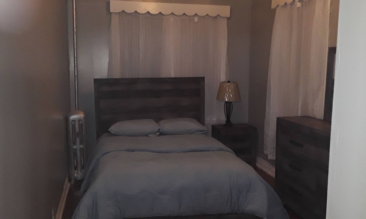 Pelham Gardens Apartment | The Place to be: near major forms of transportation so you can easily get around
