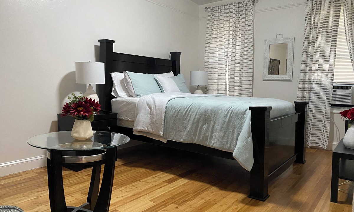 Fort George Apartment | Warm and cozy room near the train station that will take you to explore the city