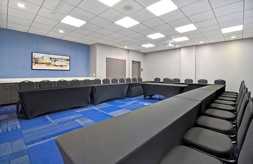 Queens Hotel | 3-Star Hotel ∙ Hampton Inn NY-JFK