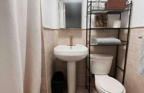 Ukrainian Village Apartment | Artistic studio near Union Square with elevator