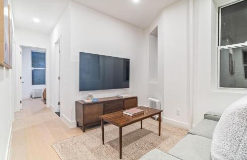 Ukrainian Village Apartment | Astonishing 3BR 2bath Apt