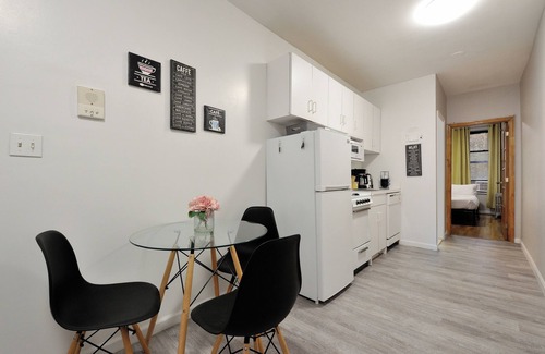Ukrainian Village Apartment | Charming 3-Beds apartment with AC and WiFi in prime East Village/steps to SoHo