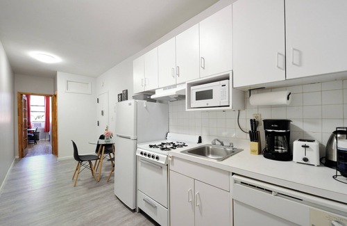 Ukrainian Village Apartment | Charming 3-Beds apartment with AC and WiFi in prime East Village/steps to SoHo