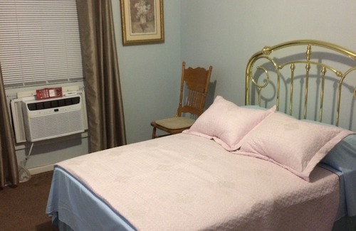 Rochdale Hotel | Cozy and Quiet