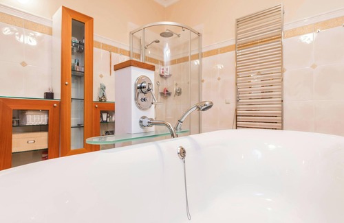 Garment District House | Cozy & Charming 2-bedroom house with Kitchen, WiFi, AC in delightful New York