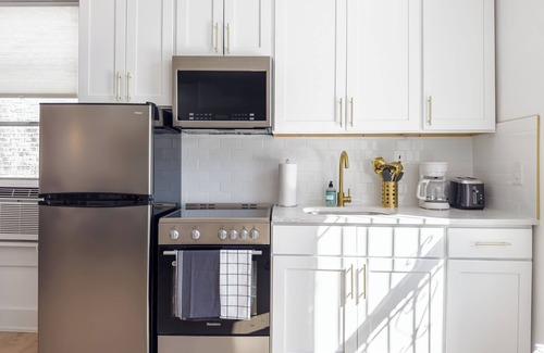 Crown Heights House | Modern 6 Bedroom, Private Patios-2 Min to train-sleeps 12