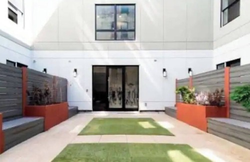 Crown Heights House | New modern Apt w/gym &elevator(monthly deal disc.)