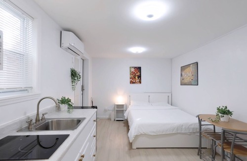 Queens Apartment | New Tiny Home! Deck/Outdoor kitchen! Free Parking!