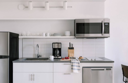 Hunters Point Apartment | Sonder Court Square | One-Bedroom Apartment