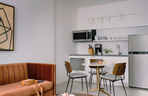 Hunters Point Apartment | Sonder Court Square | One-Bedroom Apartment