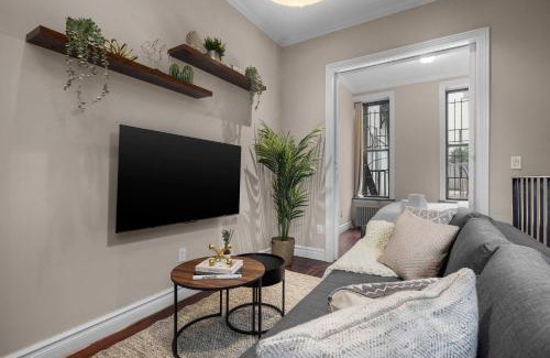 Ukrainian Village Apartment | Sophisticated Stay in Vibrant Manhattan
