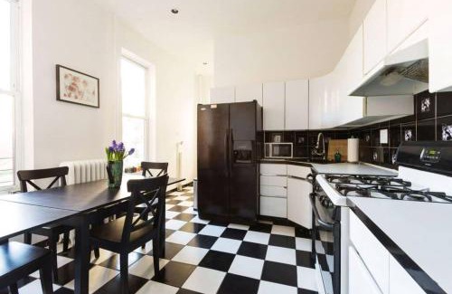 Ukrainian Village Apartment | Union Square - Four Bedroom Condo-Hotel Suite