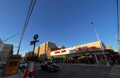 Queens Apartment | 15 minutes to Manhattan with Balcony. Train is walking distance