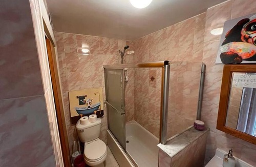 Queens Apartment | 15 minutes to Manhattan with Balcony. Train is walking distance