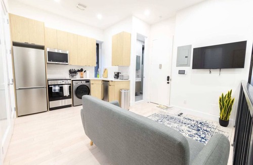 Ukrainian Village Apartment | 170-G 3BR Duplex with Private Yard in E Village