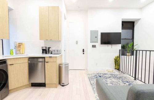 Ukrainian Village Apartment | 170-G 3BR Duplex with Private Yard in E Village