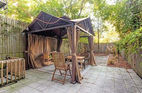 Park Slope Apartment | 1st Floor Family Friendly WFH Oasis with King Beds and Private Backyard