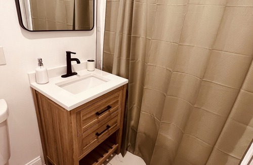 East Bronx House | 2 Bedroom Apt close to major hospitals at Morris Park, Bronx - Pet friendly