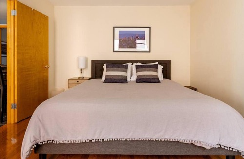 Chinatown Apartment | 2 Bedroom King Bed Apartment