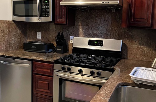 Queens House | 3-bedroom 2-bath house in quiet FLUSHING - WiFi, AC, fully furnished + 1 parking