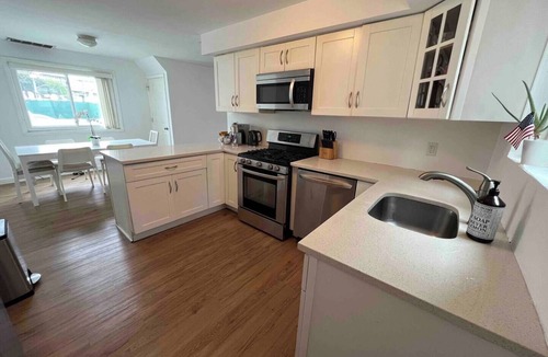 Queens House | 3-bedroom & 2-bath house near Beach with 2 car parking